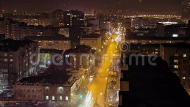 夜间街道交通，时间流逝。 俄罗斯，克拉斯诺亚尔斯克