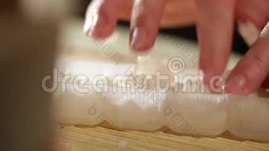 把米饭做成塑料形状。 做寿司卷。