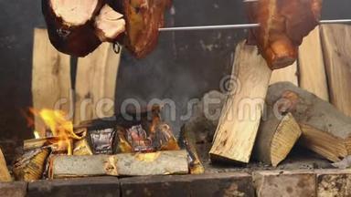 大块美味的猪肉火腿在<strong>明火</strong>上煮熟。 街头美食。 户外食品。 露营和烹饪