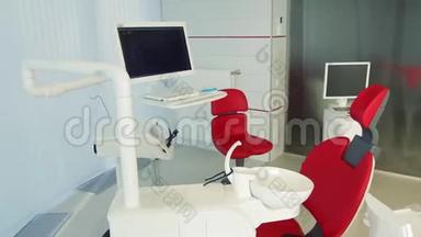 白色牙医办公室。 奢华的极简牙科诊所内部配有红色椅子和工具、玻璃墙上的牙科灯