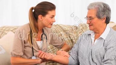 一位美丽的护士在家给她的病人做脉搏