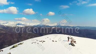 空中：飞越<strong>登山</strong>者雪山山顶，滑雪观光<strong>登山</strong>雪山，阿尔卑斯山全景，征服