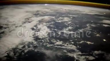 通过国际空间站舷窗看到的地球。 美国宇航局提供的这段视频的元素