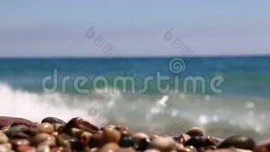 美丽的卵石海滩上海浪的背景。