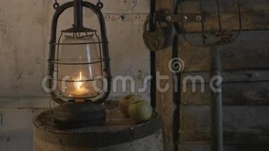 晚上，农夫在一张有苹果的木桌上放了蜡烛的古玩灯，带来了一盏灯和一盏灯