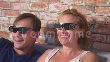 <strong>关上门</strong>。 一对年轻夫妇戴着3D眼镜，坐在客厅的沙发上，带着许多情绪，看电影。 4k