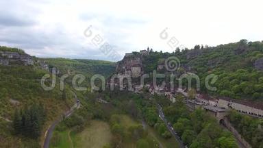 罗卡马多山谷风景：山坡上的村庄，山顶上的城堡