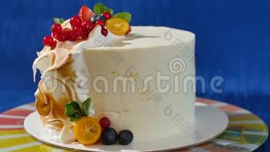 传统的圣诞水果蛋糕，有白色的糖霜和含糖的水果。 奶油蛋糕与金橘，蔓越莓