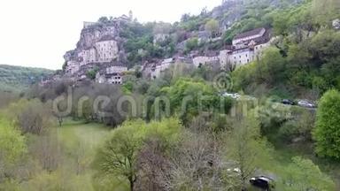罗卡马多山谷风景：山坡上的村庄，山顶上的城堡