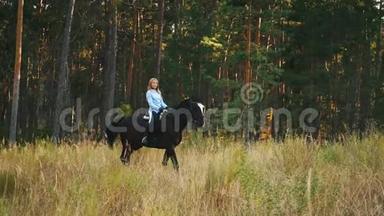 一位美丽自然的年轻姑娘，在户外<strong>骑着马</strong>