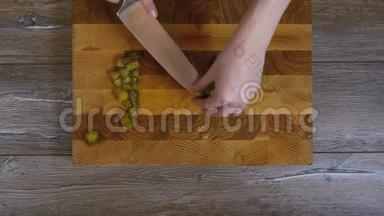 女人的手切片腌制黄瓜