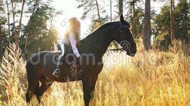 一位美丽自然的年轻姑娘，在户外<strong>骑着马</strong>