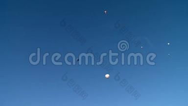 蓝天中热气球的景色