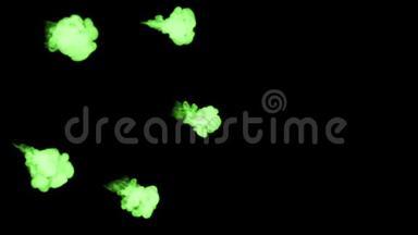 荧光绿色墨水在黑色背景下溶解在水中，用Luma哑光。 3D渲染V13很多流