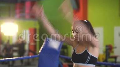 年轻女子在拳击场训练<strong>赛前</strong>热身。