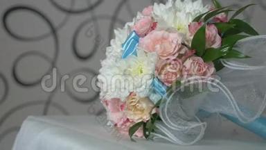 视频花边的白色玫瑰和蓝色新娘花束