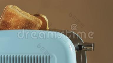 两个面包从电动烤面包机中跳出来