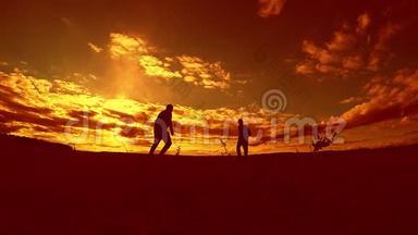 两名男子足球运动员在日落时玩球<strong>剪影</strong>慢动作视频。 在欧洲踢足球的男人
