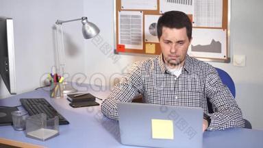 办公室工作人员。 坐在办公桌前用笔记本电脑的人。