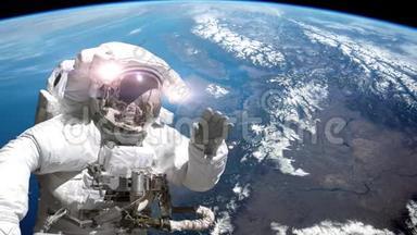 宇航员在国际空间站外的太空行走。 地球的背景。