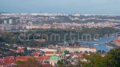 在捷克布拉格，<strong>旧城</strong>镇建筑与红色屋顶的鸟瞰。 伏尔塔瓦河。 <strong>旧城</strong>镇全景