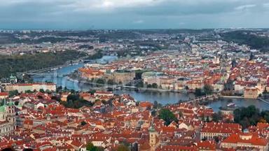 在捷克布拉格，<strong>旧城</strong>镇建筑与红色屋顶的鸟瞰。 伏尔塔瓦河。 <strong>旧城</strong>镇全景