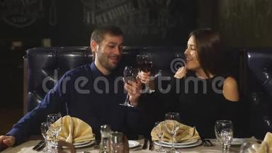 一对漂亮的夫妇坐在高档餐厅里聊天