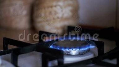 家庭厨房灶台上燃烧器的燃气点火。 慢动作