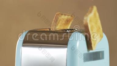 两个面包从电动烤面包机中跳出来