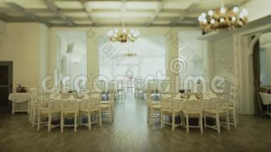 婚礼大厅的内部装饰为客人准备。 仪式和婚礼的漂亮房间。 婚礼概念
