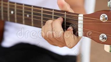 手弹声学吉他.