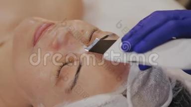 专业美容师为中年妇女做超声波洗脸。