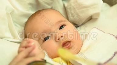 妈妈用勺子喂她可爱的新生宝宝西葫芦