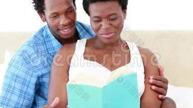 孕妇和她丈夫正在看书