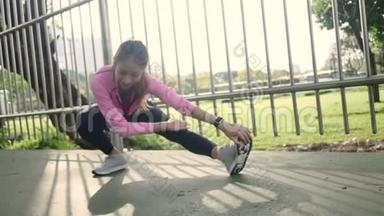 <strong>健身运动</strong>女孩时尚运动服在街上做瑜伽<strong>健身运动</strong>。 适合年轻的亚洲女人做训练锻炼。