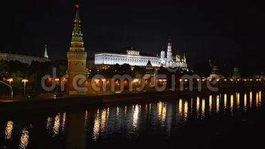 莫斯科之夜。 克里姆林宫照明。 莫斯科河堤