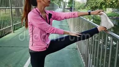 健身运动女孩时尚运动服在街上做瑜伽健身运动。 适合年轻的亚洲女人做训练锻炼。