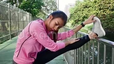 健身运动女孩时尚运动服在街上做瑜伽健身运动。 适合年轻的亚洲女人做训练锻炼。
