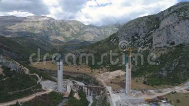 在黑山莫拉卡峡谷修建一条新公路的桥柱