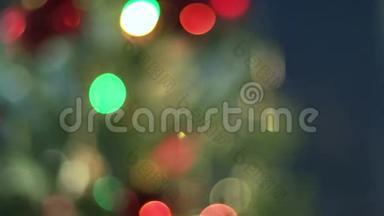 圣诞树<strong>灯闪烁</strong>。 圣诞节和新年装饰。
