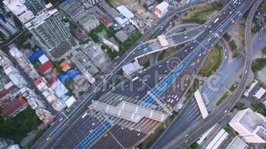 曼谷市区高速公路或快车道上的交通和车辆的高空俯视图，交通概念，90度