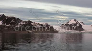 斯瓦尔巴雪山背景下<strong>北冰洋</strong>水中的船舶。