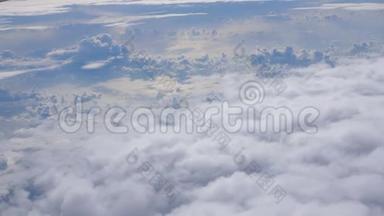 在美丽的云彩上从飞机的窗户上看到的景色。