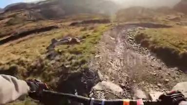 <strong>车载</strong>摄像机：英国石板山石路上的山地自行车下坡。 从第一人称看