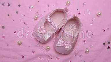 粉红色的婴儿布在粉红色的毯子上，上面有珍珠