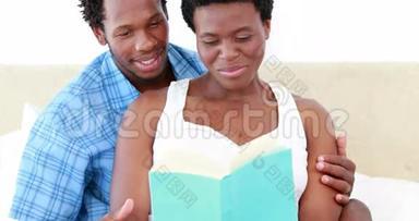 孕妇和她丈夫<strong>正在看书</strong>