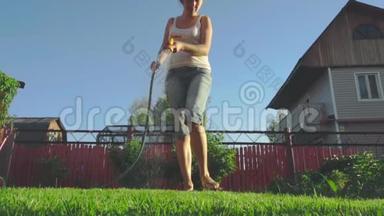 女人在草坪上浇水