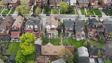 鸟瞰多伦多，安大略省的住宅在<strong>晚春</strong>。