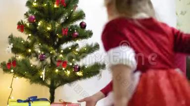 宝宝和孕妈在圣诞树上挂红球玩具。 快乐的童年概念。 孩子和母亲用