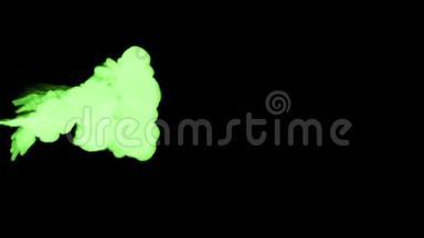 <strong>荧光</strong>绿色墨水在<strong>黑色</strong>背景下溶解在水中，用Luma哑光。 3D渲染V17